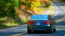 Темный Audi S8 выехал на осеннюю загородную дорогу